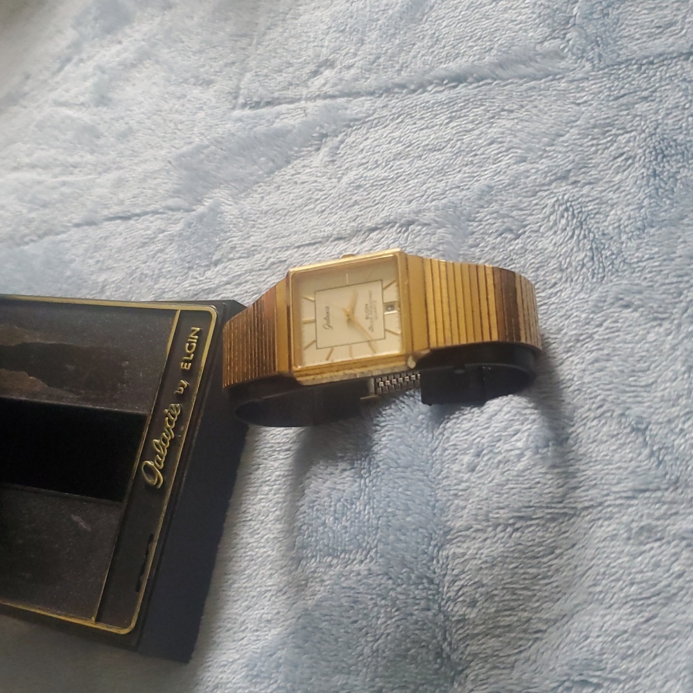 Vintage Galaxie by Elgin Mens Date Quartz  Watch New Battery. 